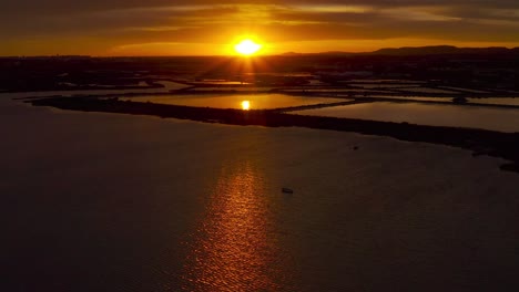 puesta de sol sobre las llanuras de sal vista aérea