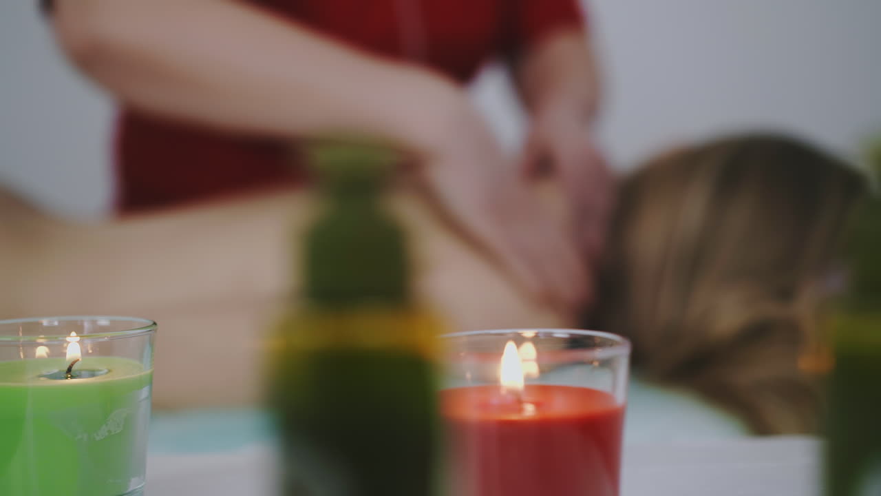 терапевт работает с молодым клиентом с больным плечом в салоне