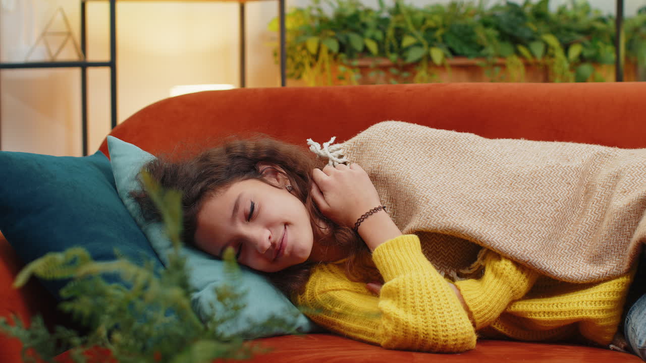 niño adolescente cansado niño acostado en la cama descansando en casa durmiendo durmiendo en el sofá