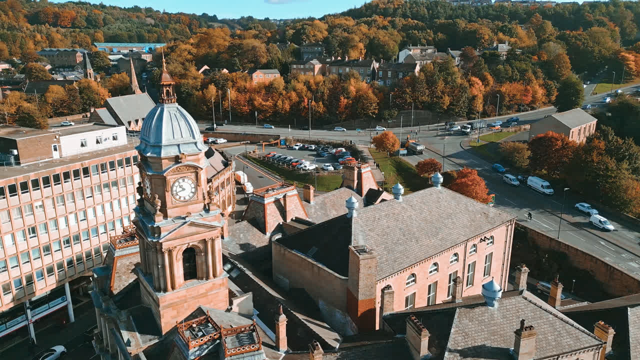 역사적인 타운 센터와 듀즈베리 타운홀을 보여주는 영국 웨스트 요크셔의 듀즈베리 영국 시장 타운 센터의 공중 드론 영상