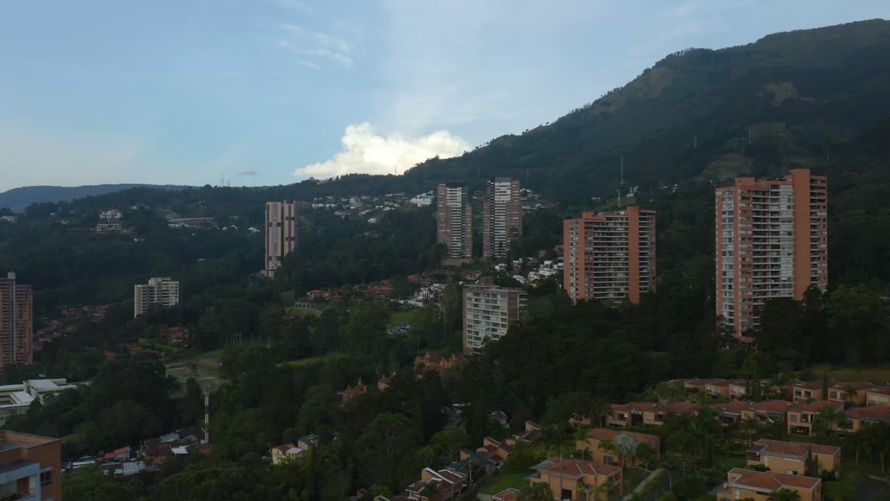Drone se afasta da montanha sobre edifícios de apartamentos na Colômbia
