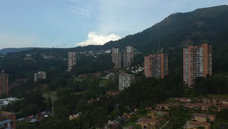 dron vuela lejos de la montaña por encima de los edificios de apartamentos en colombia