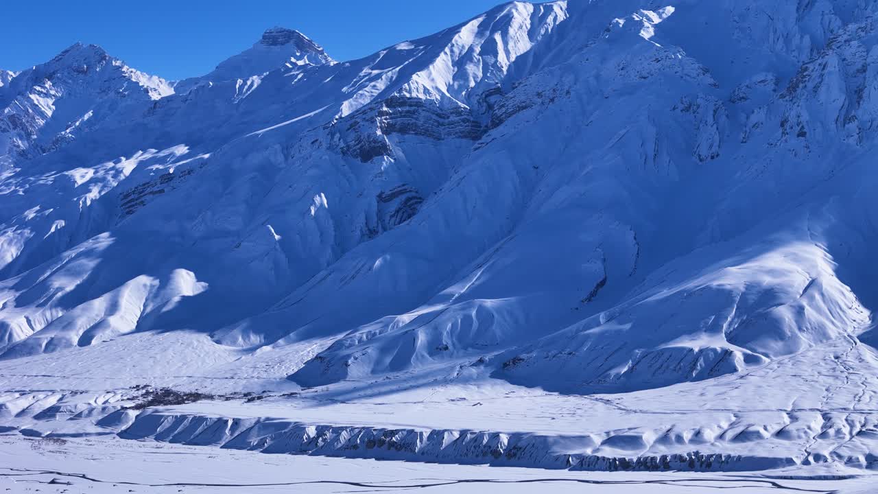 눈 인 산 계곡 풍경