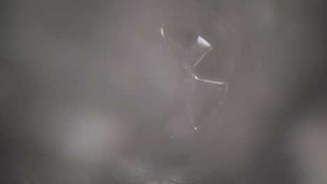 물 소용돌이는 렌즈 주위에 형성되는 큰 소용돌이로 물이 비워지면서 세탁 싱크 플러그 구멍을 닫습니다.