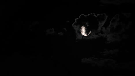 Supermond-Hinter-Wolken-In-Der-Nacht