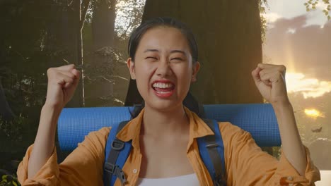 mujer feliz en una aventura de senderismo