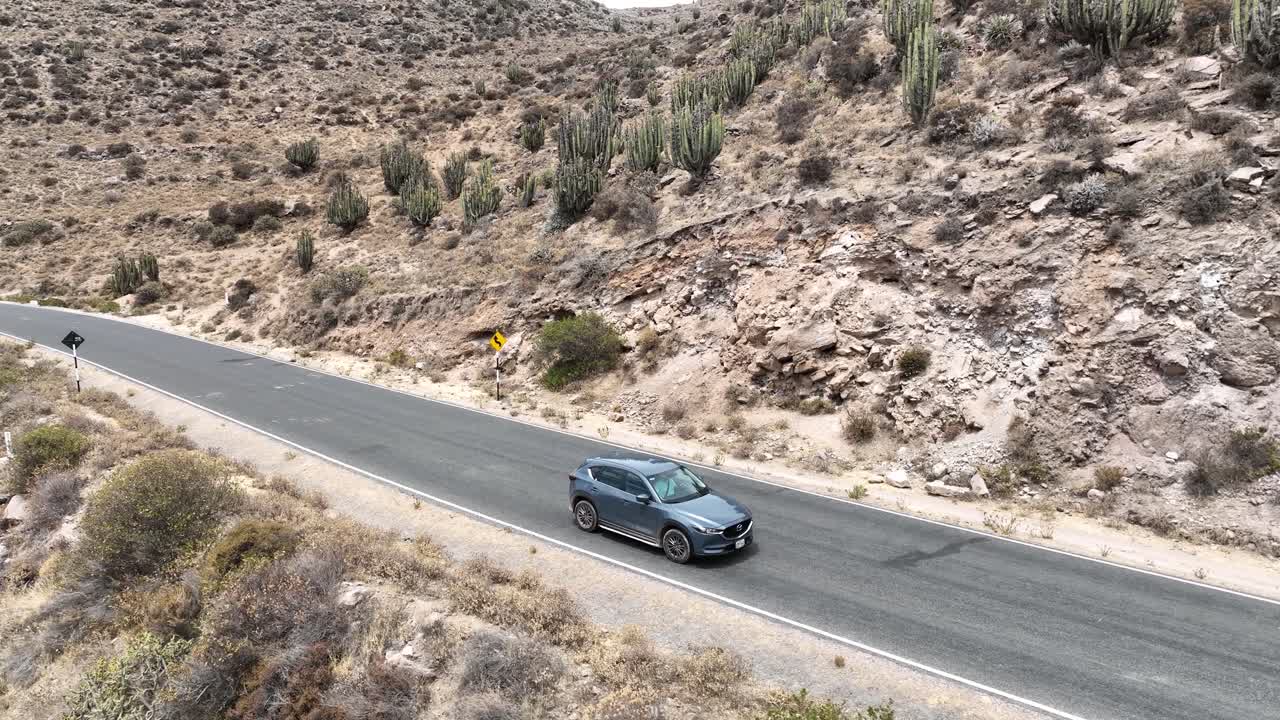 Vista frontale aerea a bassa quota di un'auto in corsa