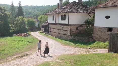 una joven pareja de estudiantes de vacaciones de verano explora el romántico pueblo búlgaro de bozhentsi