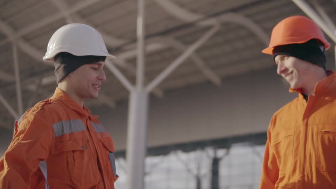 건설 노동자 2명 하이파이브