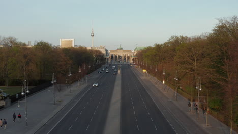 Antenne:-Flug-Zum-Leeren-Brandenburger-Tor-In-Berlin,-Deutschland-Aufgrund-Einer-Coronavirus-Covid-19-Pandemie-Im-Abendlicht