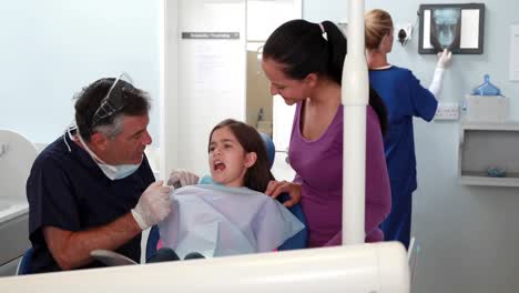 Dentista-Examinando-Los-Dientes-De-Un-Paciente