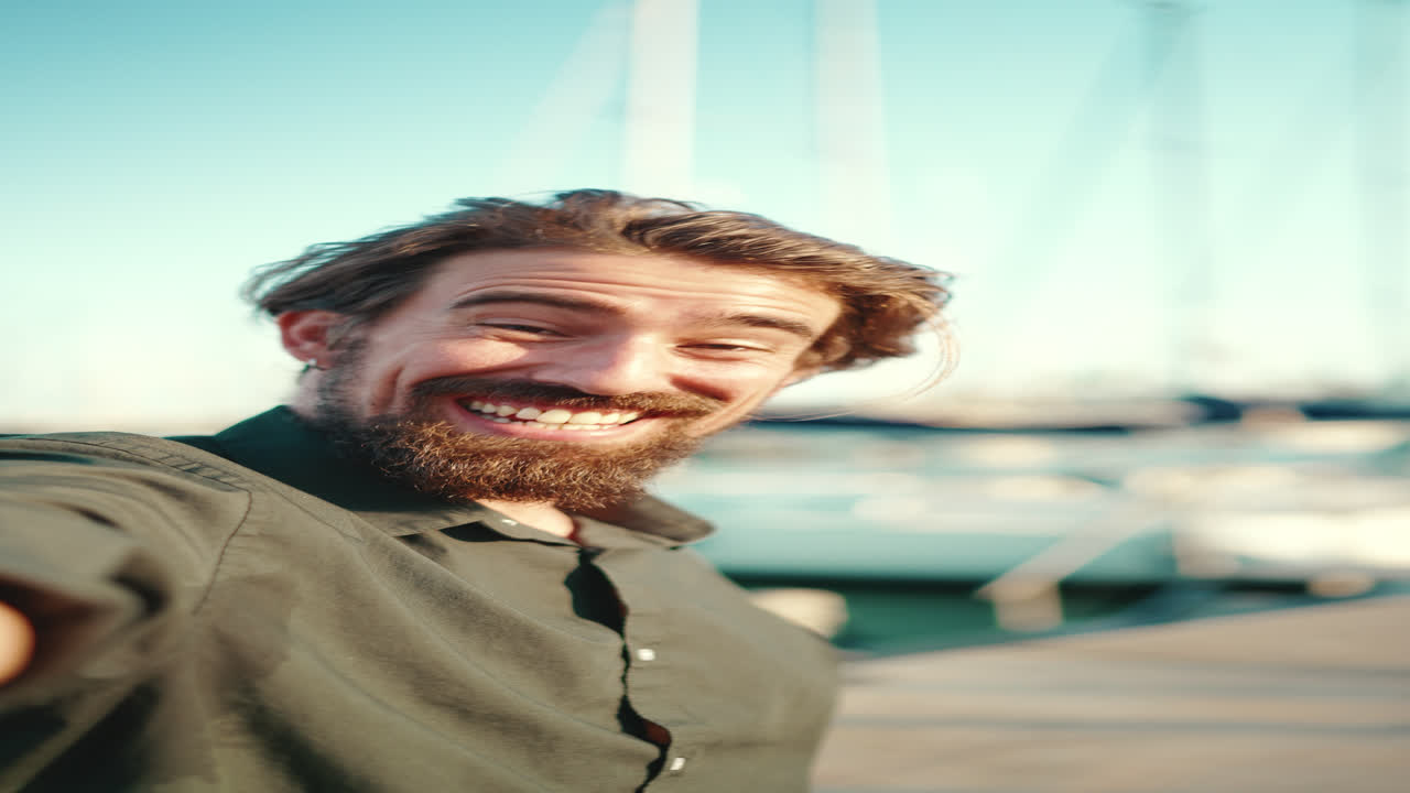 Uomo sorridente in un porticciolo