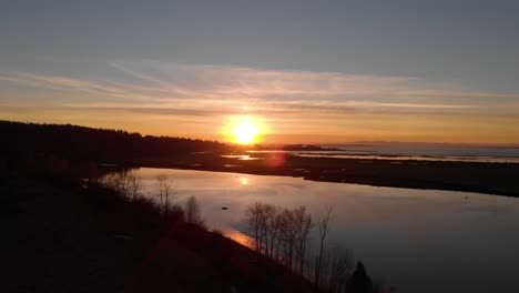 Drohnen-4K-Videos,-Historische-Stewart-Farm,-Wunderschöner,-Dunkler,-Unheimlicher,-Seltsamer-Und-Geheimnisvoller-Sonnenuntergang-In-Der-Abenddämmerung-über-Tiefem,-Spiegelndem-Wasser