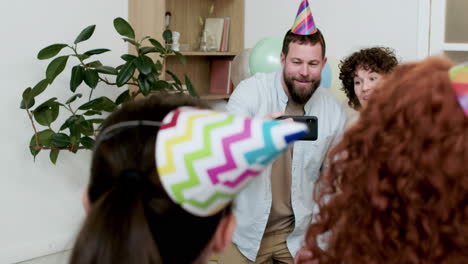 la gente celebra el cumpleaños.