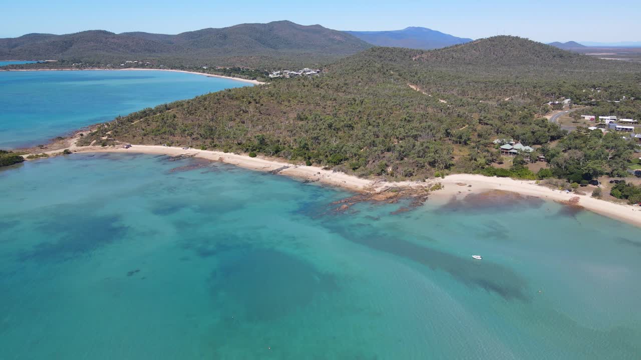 vista aérea del paisaje natural en la playa de hydeaway bay y la isla de grosella negra en el área de bowen en la región de whitsunday, norte de queensland, australia
