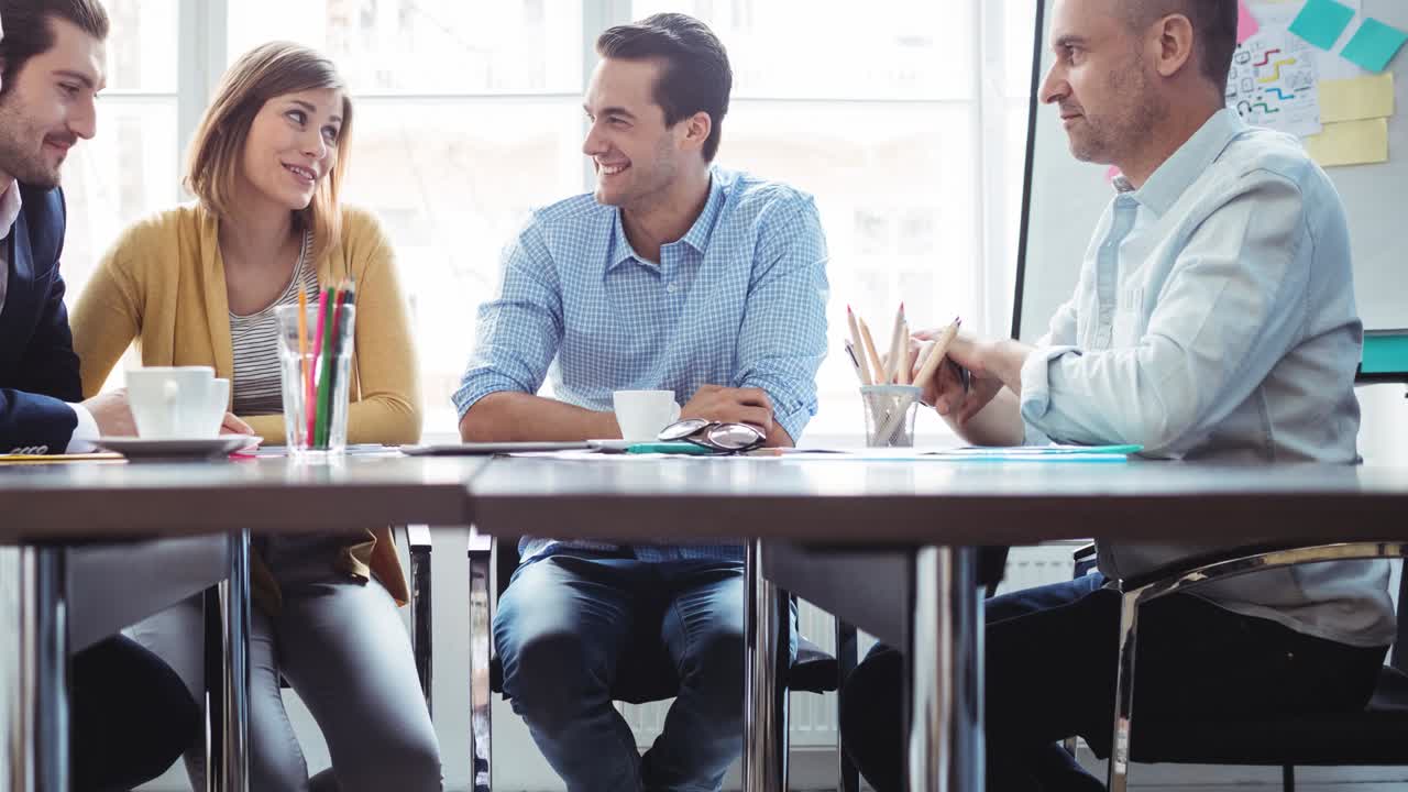 animación de un grupo de diseñadores de moda discutiendo en un estudio de moda