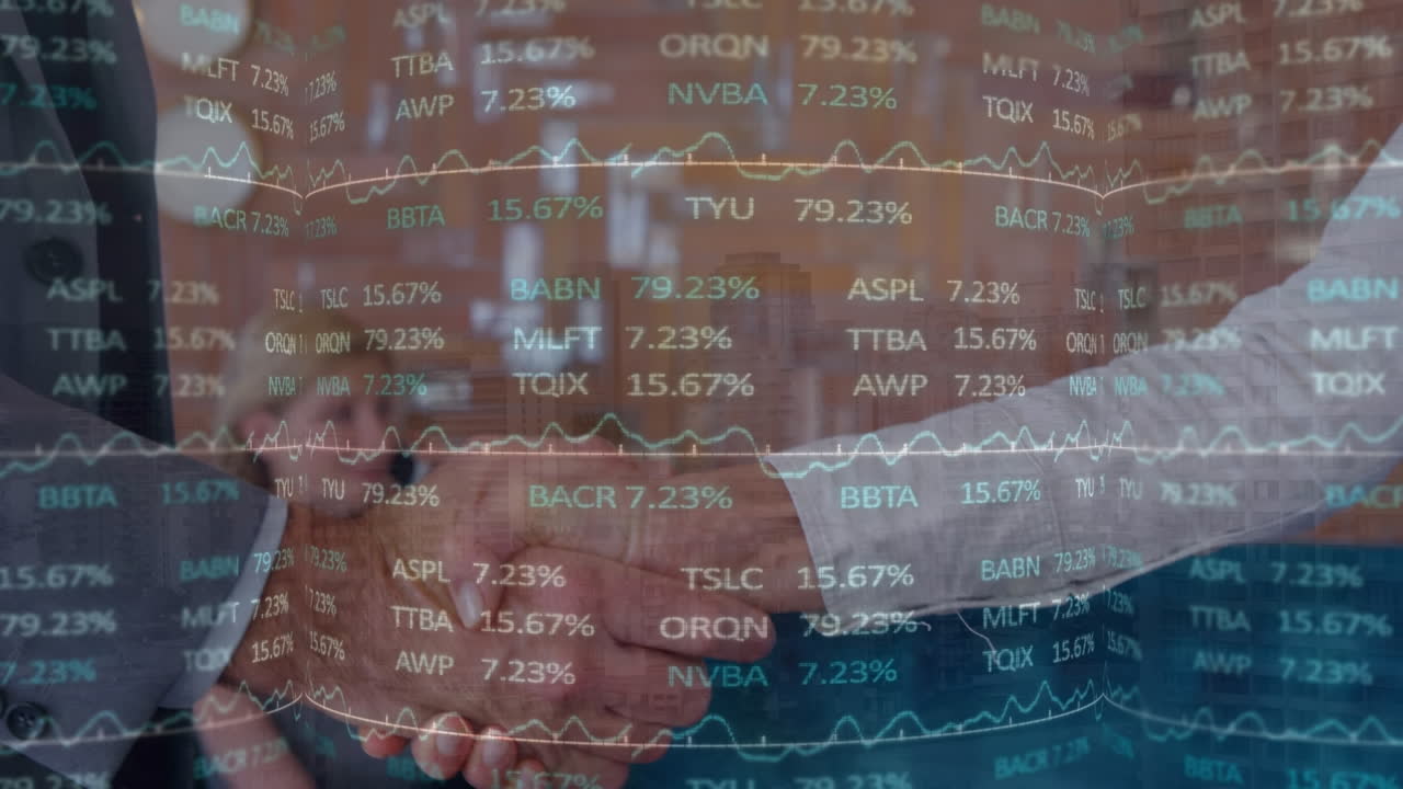 animación del procesamiento de datos sobre hombres de negocios caucásicos que se dan la mano