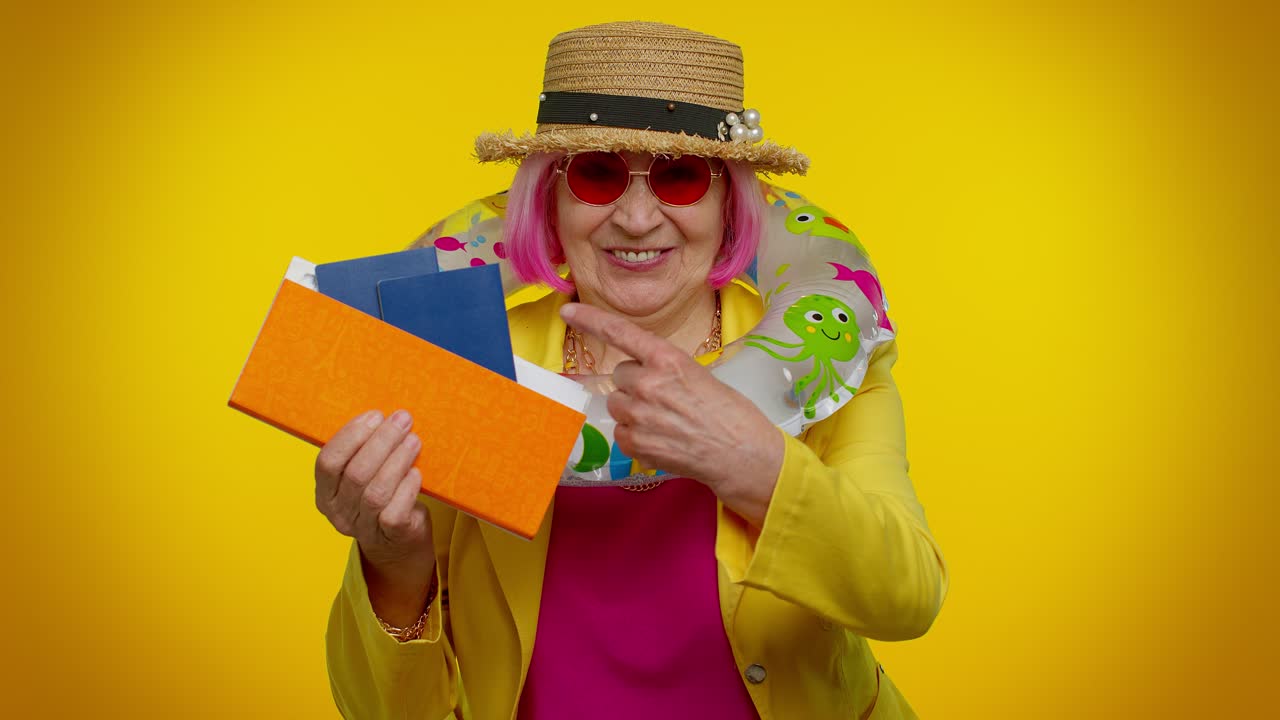 여행자, 관광객, 여권, 티켓을 들고 있는 노인 여성, 어느 나라를 꿈꾸고, 휴식을 취하고, 축하합니다.