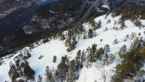 Vista-Aérea-De-La-Ciudad-Y-El-Río-Squamish-Desde-La-Montaña-Del-Jefe-Stawamus-En-Invierno