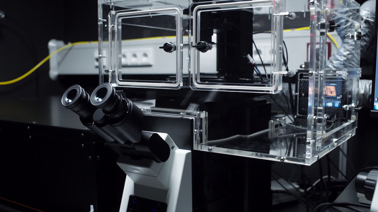 пан до очень современной структуры цифрового микроскопа с очень чистыми и стерильными поверхностями для научных исследований