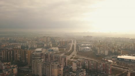 Volando-Sobre-Una-Zona-De-Viviendas-De-Hormigón-En-Europa-Oriental-Con-Muchos-Pájaros-Volando-Alrededor-Del-Dron