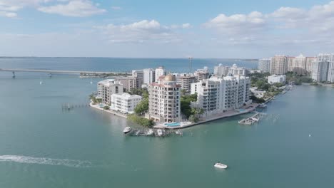 órbita-Elegante-Alrededor-De-Un-Hotel-En-El-Centro-De-Sarasota,-Panorámica-Sin-Interrupciones-Mientras-Se-Aleja-Suavemente