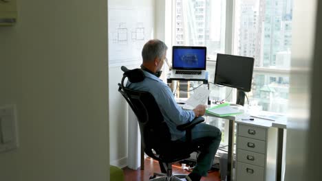 hombre trabajando en su escritorio 4k