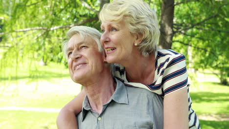 Pareja-Mayor-En-El-Parque