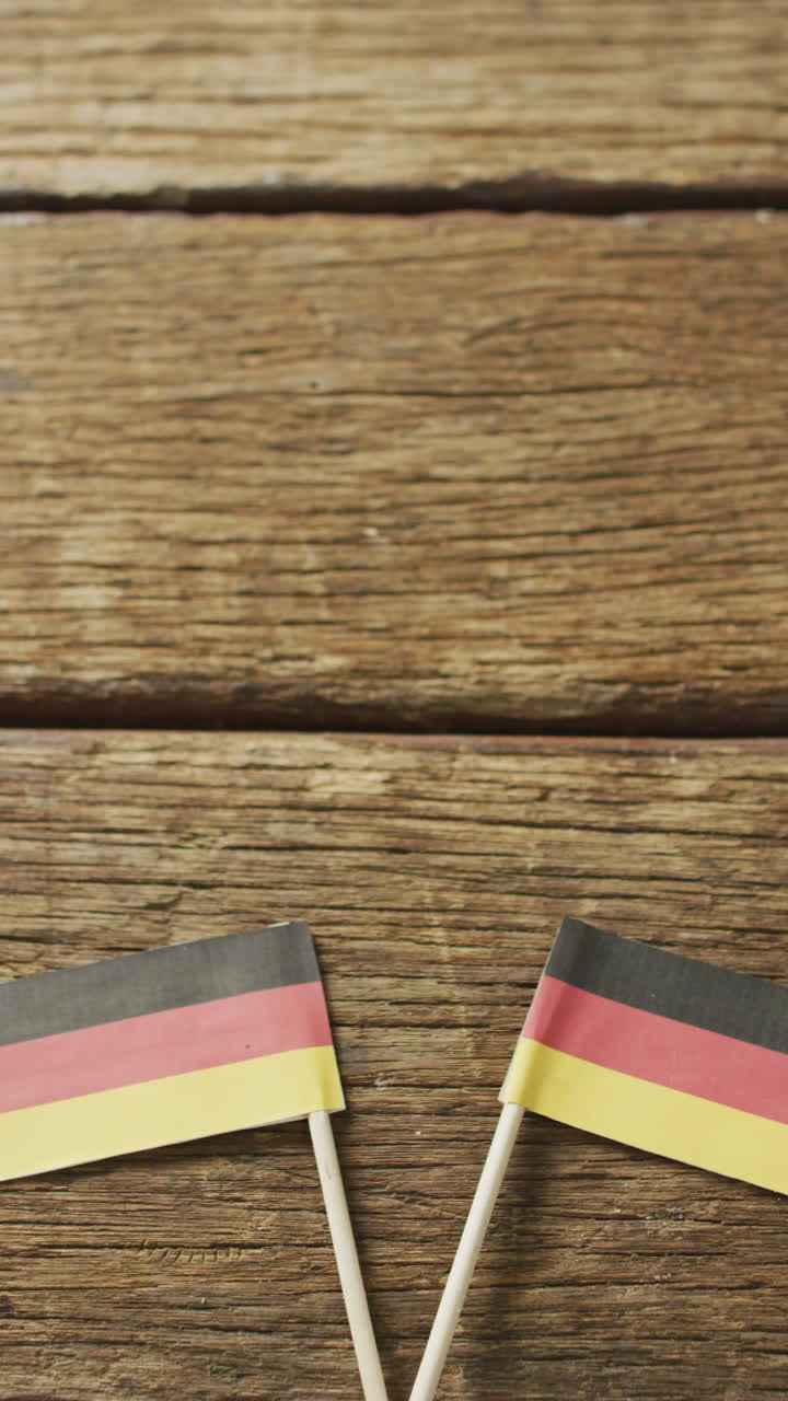 Video verticale in primo piano di bandiere della Germania
