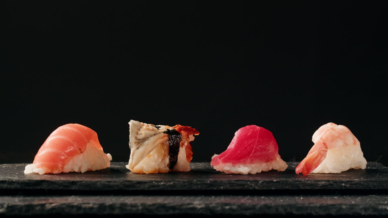 Piatto di sashimi, ristorante giapponese, fette fresche di tonno e salmone in un locale moderno, cibo tradizionale, piatto di pesce rosso crudo, omega 3