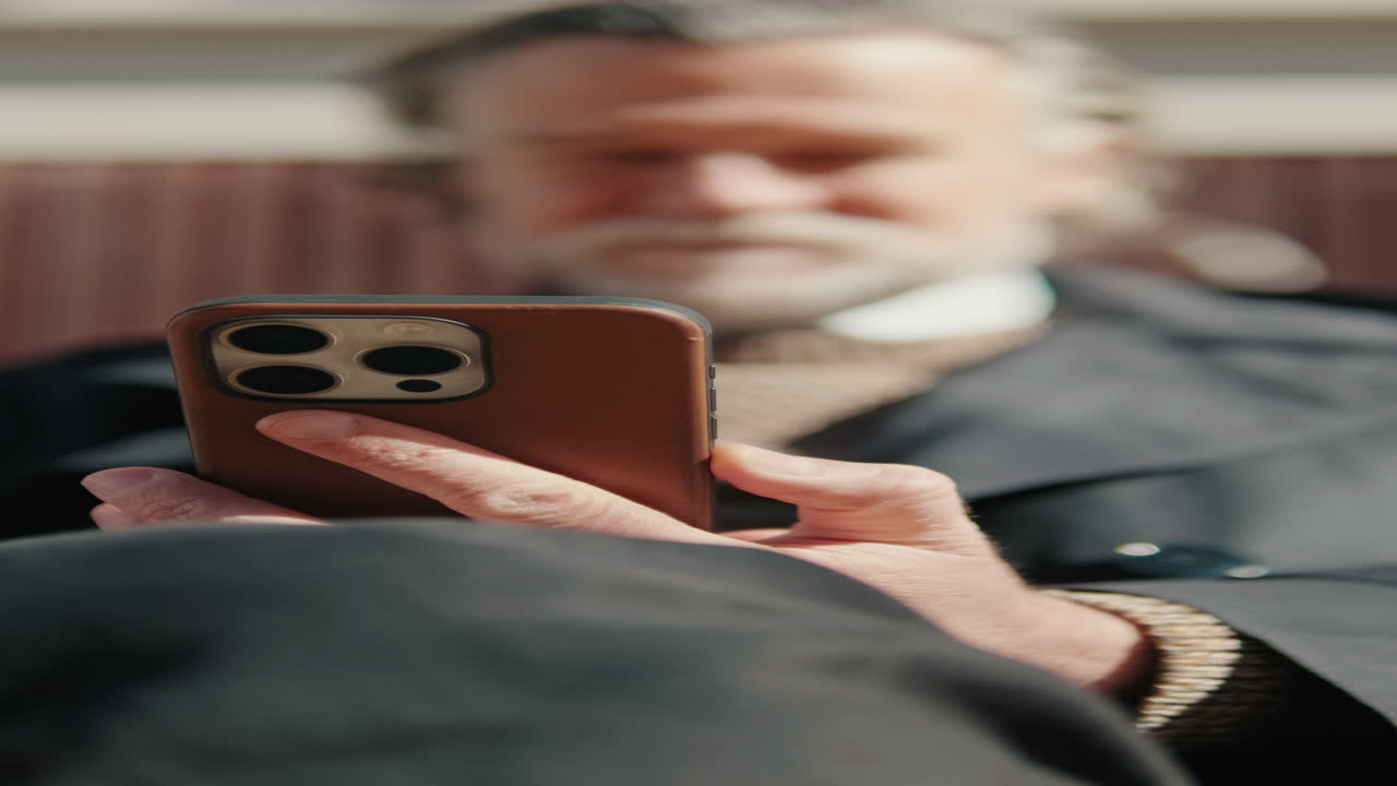 hombre usando un teléfono inteligente