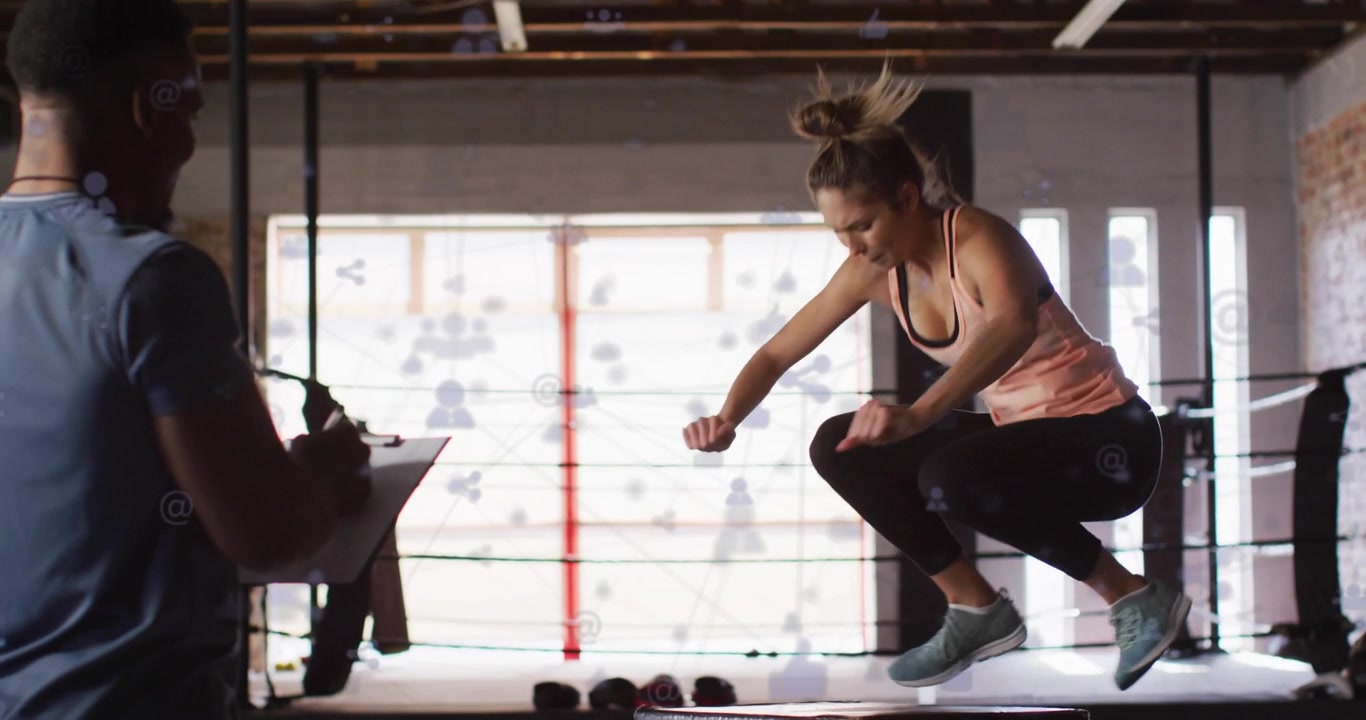 Atleta feminina ajustando faixas, fazendo saltos pliométricos e agachamentos para condicionamento físico, ícones sociais reagindo