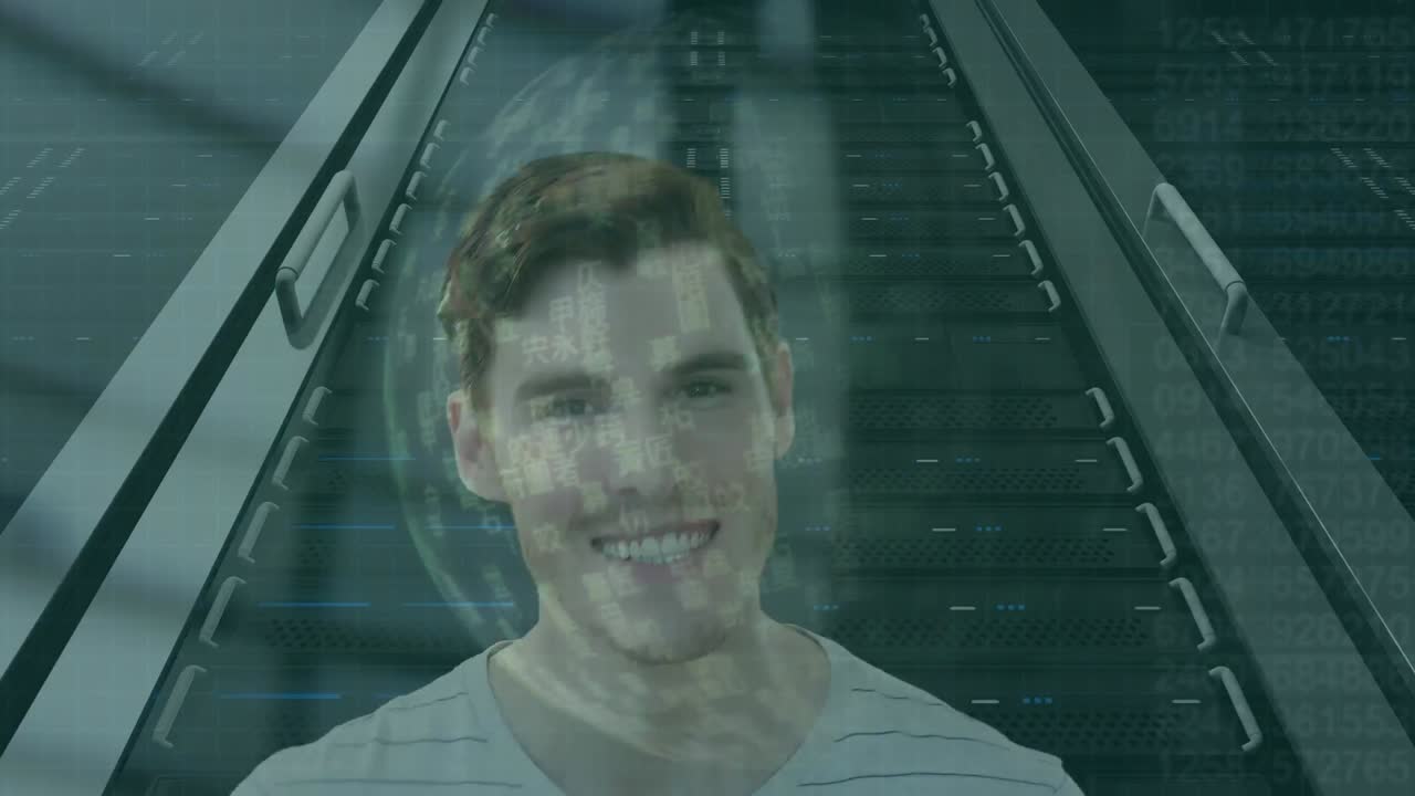 animación del procesamiento de datos sobre el hombre de negocios en la sala de servidores