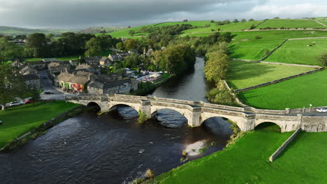 hermoso atardecer en burnsall, yorkshire dales, reino unido