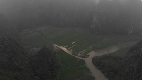 위에서  ⁇  코크 산맥의 넓은 전망,  ⁇  족 지방