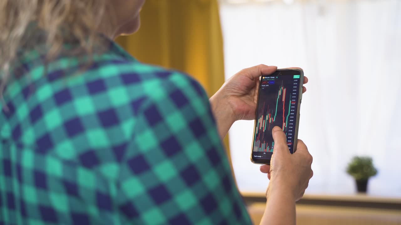 el inversor siguiendo los gráficos del mercado de valores.