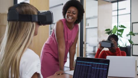 Diverse-Bürokolleginnen-Gestikulieren,-Während-Sie-Im-Büro-Ein-VR-Headset-Tragen