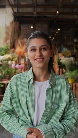 mujer joven en una tienda de flores