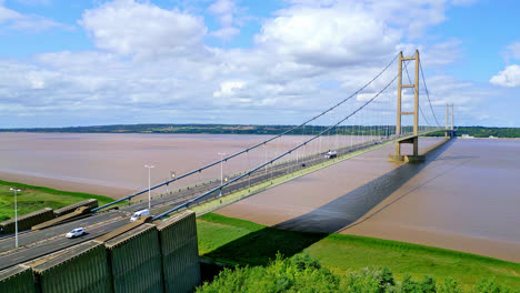 Un-Vídeo-De-Un-Dron-Muestra-El-Duodécimo-Puente-Más-Grande-De-Humber,-Que-Cruza-El-Río-Humber-Y-Conecta-Lincolnshire-Con-Humberside-En-Medio-Del-Tráfico.