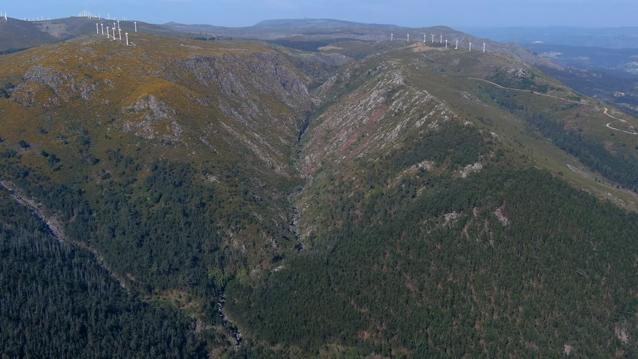 풍력 터빈이 위에 있는 miradoiro da curota 산기슭의 공중 계곡 전망