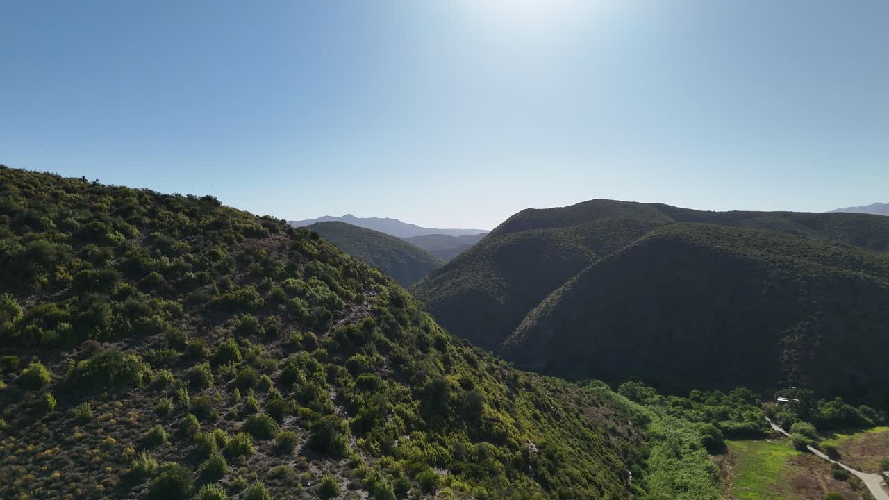 산 위를 지나가는 드론의 공중 촬영은 멀리서 여러 층의 산을 드러니다. 고 은 하늘은 거친 지형과 경관의 놀라운 깊이를 향상시니다.