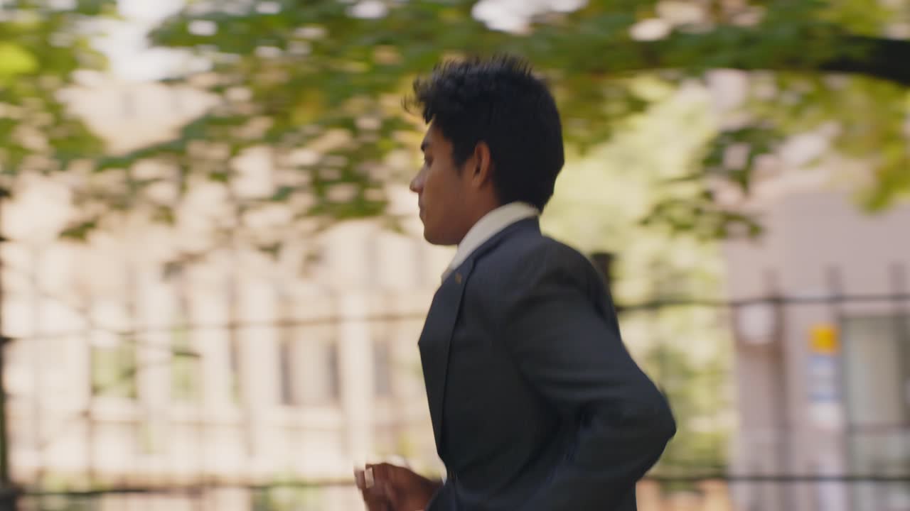 매니저는 회의에 늦고 슬로우 모션으로 공원을 돌진합니다.