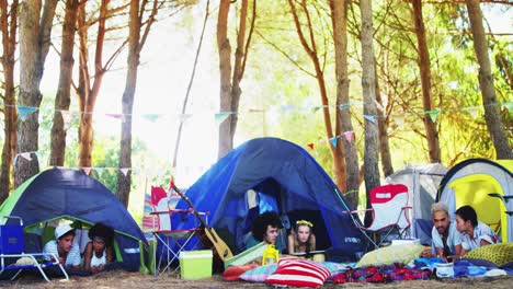 parejas relajándose en la tienda en el festival de música 4k
