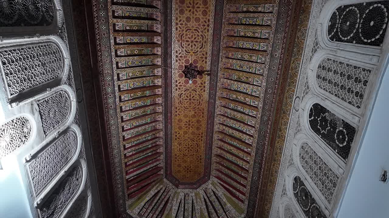 techo interior de ryad musulmán con diseño de mosaico de arte islámico en marruecos