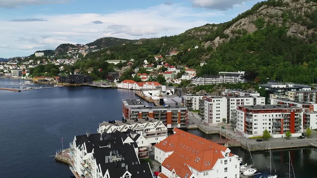 Luftopptak fremover over en marina i Bergen sentrum i Norge