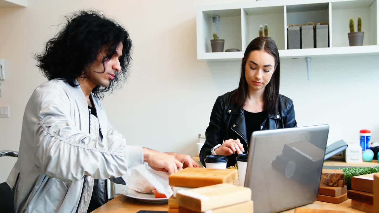 ejecutivos desayunando