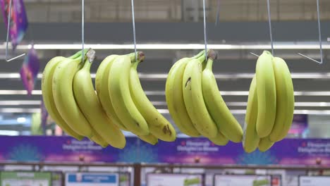 Frische-Banane-Hängt-In-Einem-Einzelhandelsfoto-In-Singapur