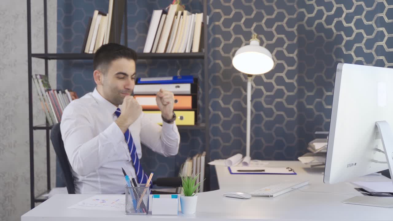 Uomo d'affari di successo si rallegra ed è felice in ufficio