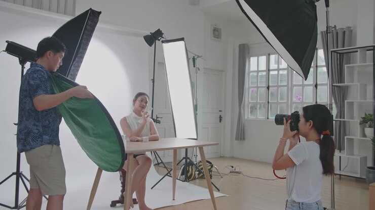 Fotografo e bella modella che lavorano in studio.