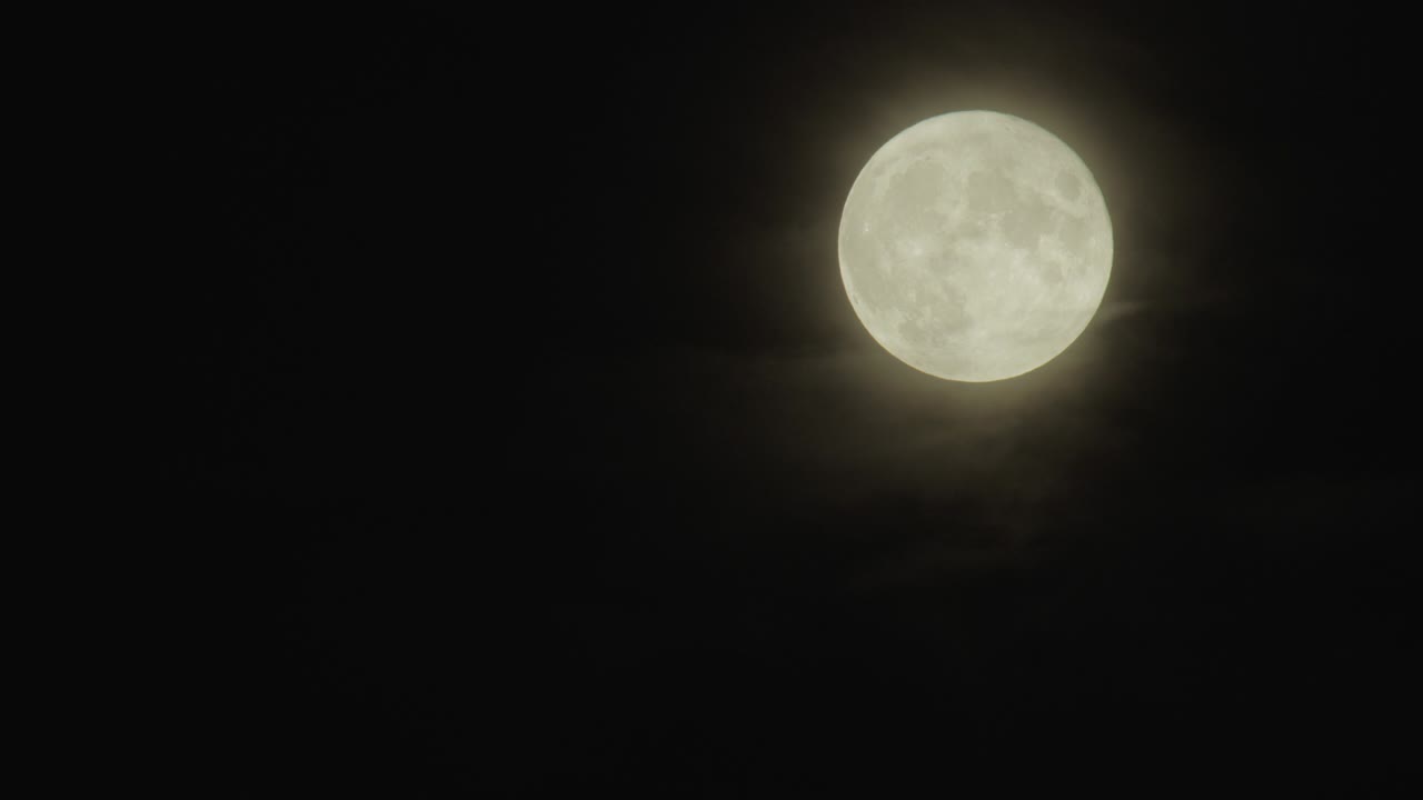 안개의 부드러운 빛 뒤에 움직이는 달, 오른쪽에 프레임